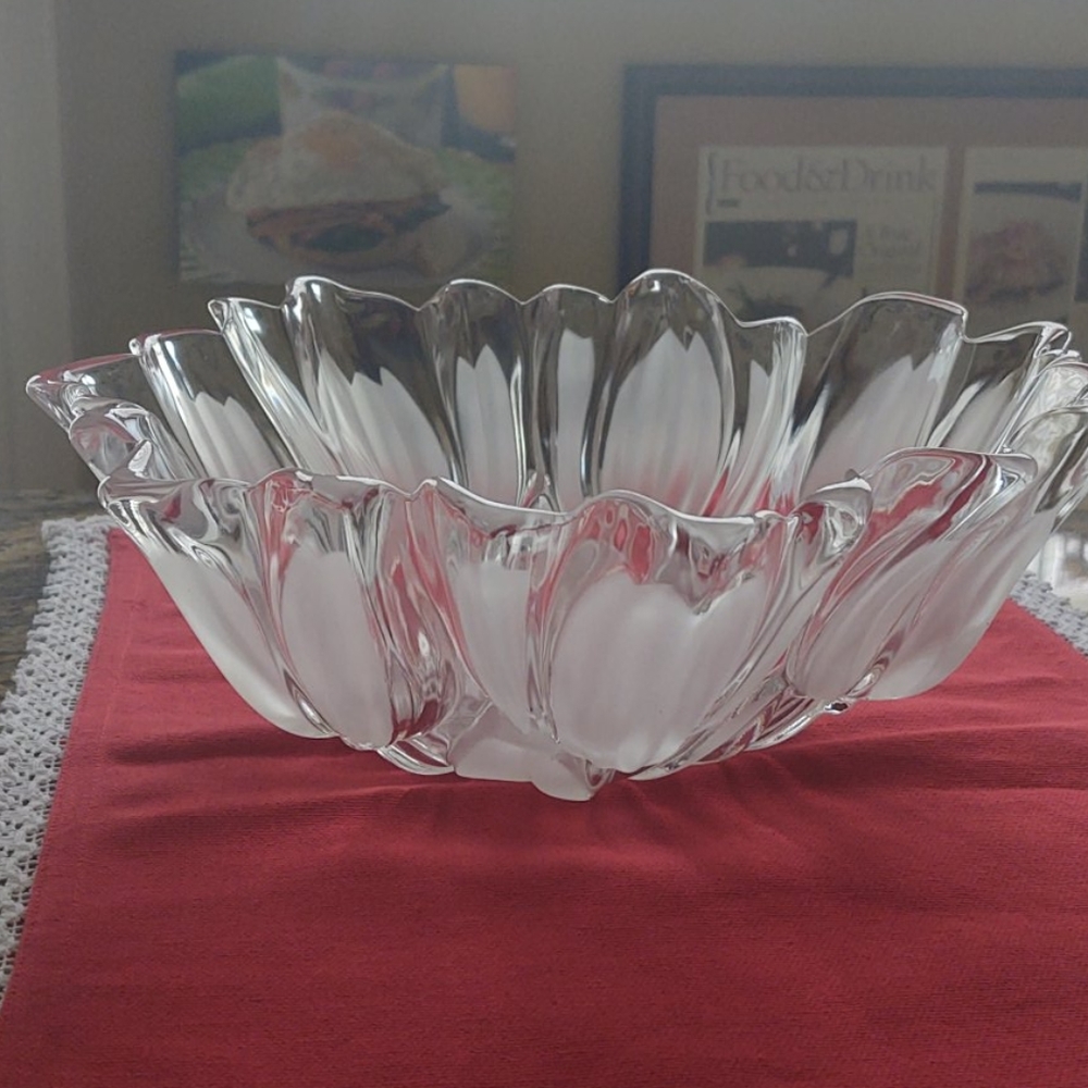 Beautiful tulip pattern glass bowlNWOT - Picture 5 of 5